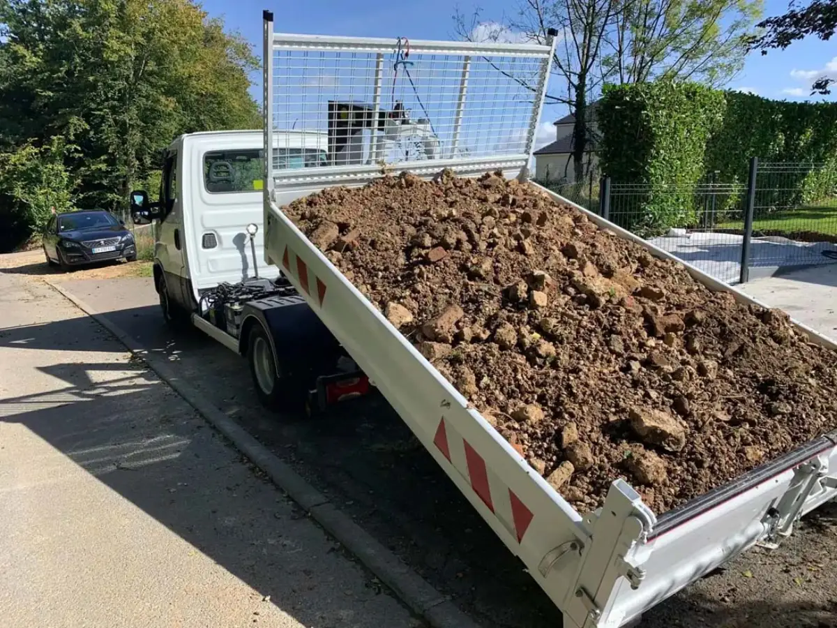 Camion-benne chargé de terre et de cailloux en Sarthe